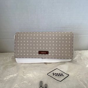 NWT Fossil Women’s Wallet Logan RFID Heart Tan
